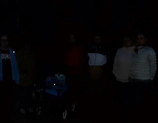 Матери поселка Неклюдово зовут губернатора посмотреть, в какой темени возвращаются из школы их дети 