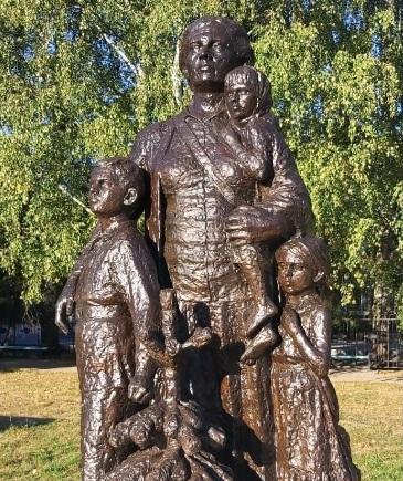 Увековечены спонсоры памятника учительнице в Городце, всю жизнь молчавшей о своем подвиге