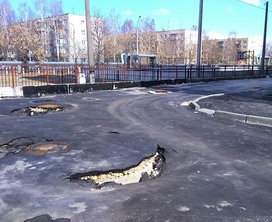 Дом в Нижнем Новгороде сдан в эксплуатацию с провалившимся асфальтом на дороге