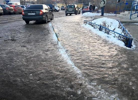 Нижегородцы жалуются на гололед, массово публикуя в соцсетях фото обледеневших тротуаров