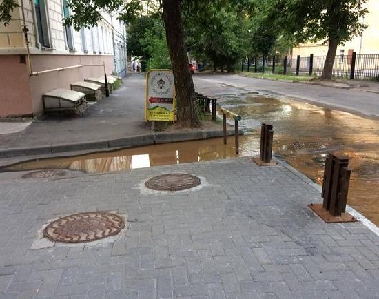 «Родник», бьющий из щели в асфальте, напомнил о магистральном водопроводе на Студеной в Нижнем Новгороде