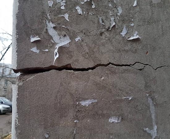 «Хрущевка» треснула возле новостройки на Ульянова в Нижнем Новгороде