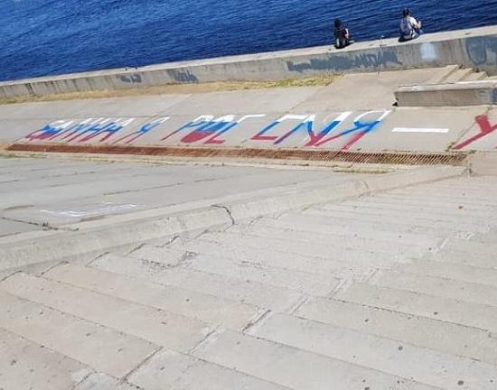 Народ высказался про «Единую Россию» у здания администрации Балахнинского района