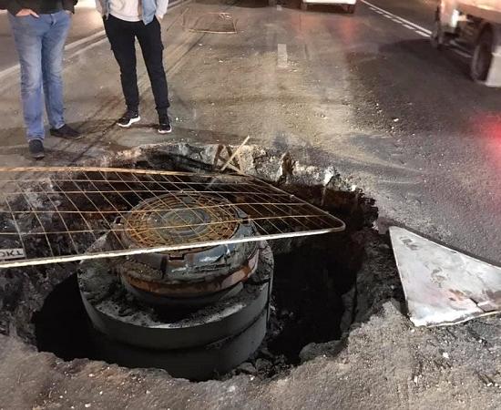 Четыре автомобиля угодили в яму на проспекте Гагарина в Нижнем Новгороде