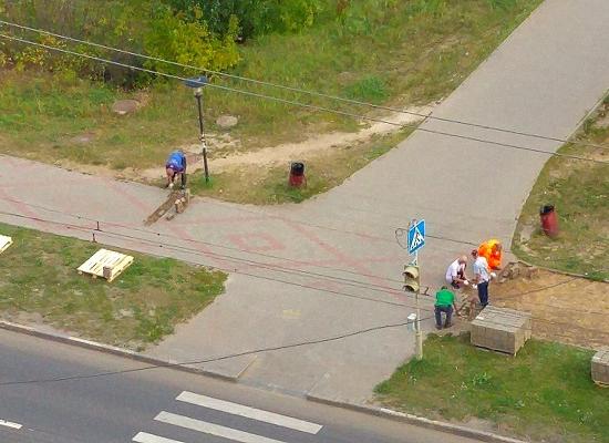 Брусчатку в нормальном состоянии демонтируют для нового благоустройства на Мещере в Нижнем Новгороде