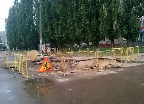 Тепловая шахта стала ловушкой для груженого самосвала в микрорайоне Мещерское озеро Нижнего Новгорода