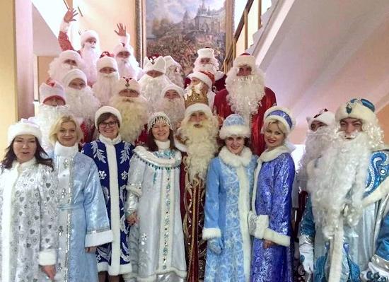 Депутаты и сити-менеджер Нижнего Новгорода Белов выступили в роли Дедов Морозов и Снегурочек