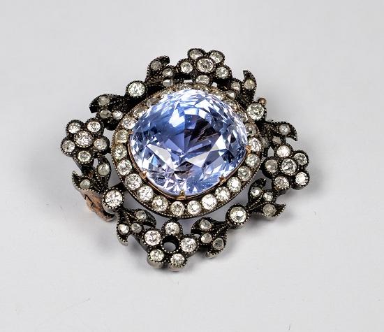 Частную коллекцию антикварных брошей от «гигантов» ювелирного мира покажет художественный музей в Нижнем Новгороде