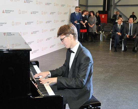 Сертификат на новые пианино для нижегородских музшкол вручил министр Мантуров губернатору Никитину