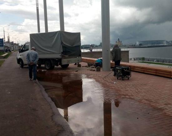 Брусчатка, положенная к ЧМ на Нижневолжской набережной в Нижнем Новгороде, не устояла под дождем
