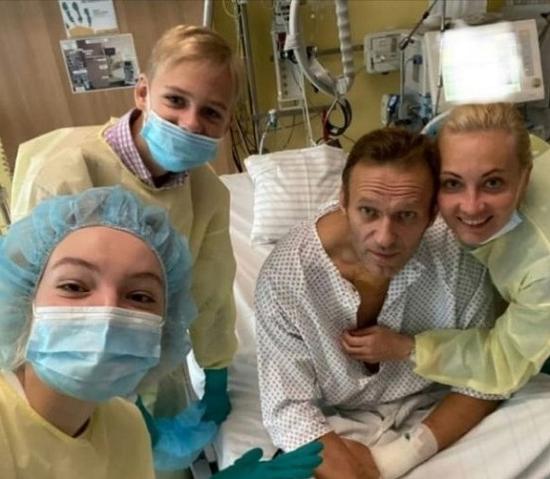 Фото Навального с семьей в клинике Charitе собрало почти миллион лайков за два часа