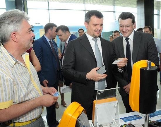 Вице-премьеру РФ Акимову подарили транспортную карту для проезда в Нижнем Новгороде