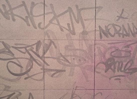 Лак применят для защиты от граффити в подземном переходе на Лядова в Нижнем Новгороде