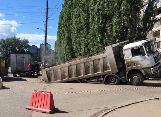 Груженый самосвал провалился на дороге в микрорайоне Мещерское озеро Нижнего Новгорода