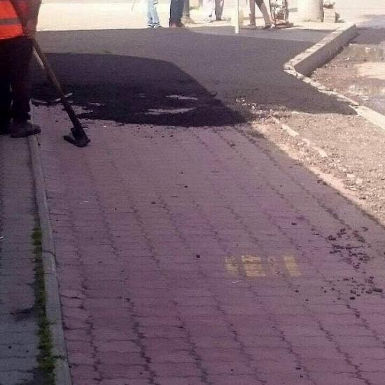 Дорожников вынудили сломать новый асфальт, положенный на брусчатку в Нижнем Новгороде