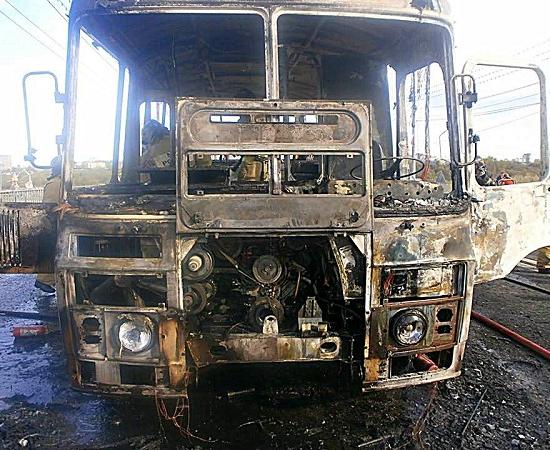 Снова сгорела маршрутка, вспыхнув на Канавинском мосту в Нижнем Новгороде