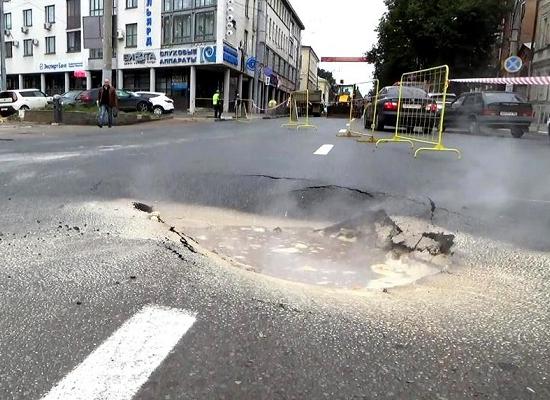 Провал образовался на только что отремонтированной улице Варварской в Нижнем Новгороде