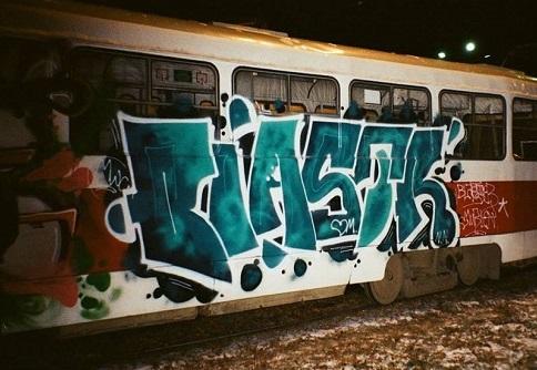 Граффитисты напали на вагоновожатого и разрисовали трамвай в Нижнем Новгороде